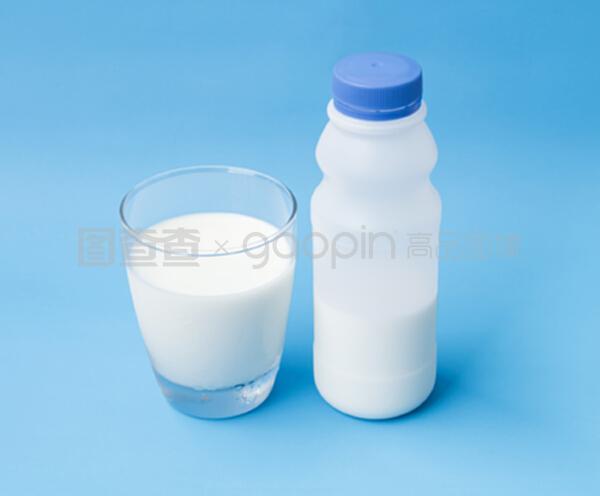 蓝色背景的玻璃瓶和塑料瓶,健康食品和饮料